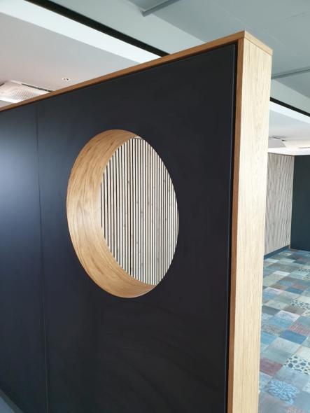 Holzabtrennung mit schwarzem Element und rundem Ausschnitt