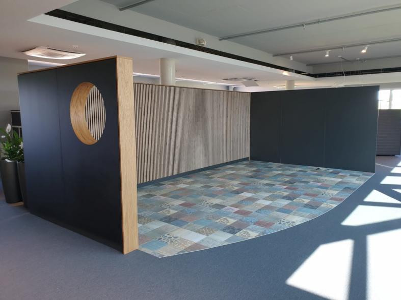 Holzabtrennung mit schwarzem Element und rundem Ausschnitt