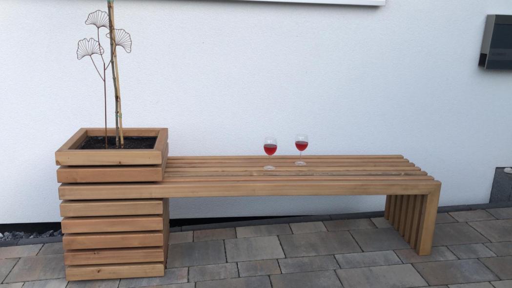 Holzbank mit integriertem Blumentopf