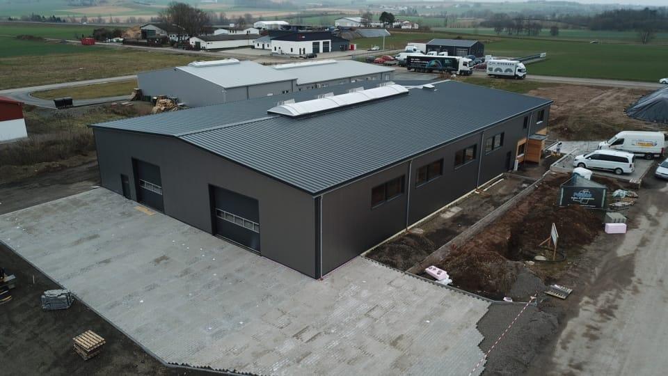 Firmengebäude aus der Vogelperspektive im Bau