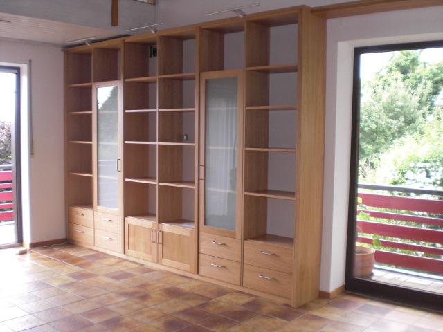 Wandschrank mit Würfelfächern und Schranktüren mit Milchglas-Lichtausschnitten